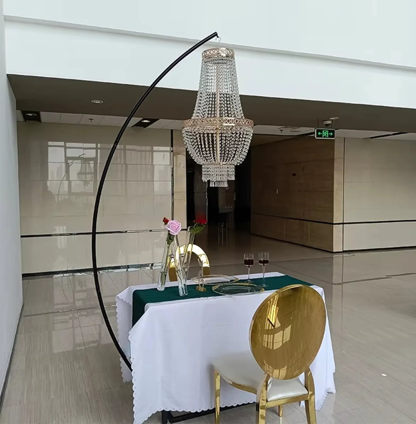 4pcs Luxury Metal Arch Drape with Suspend Chandelier Flowers Arches Wedding Stand Chandelier Display For Party Event Decoration