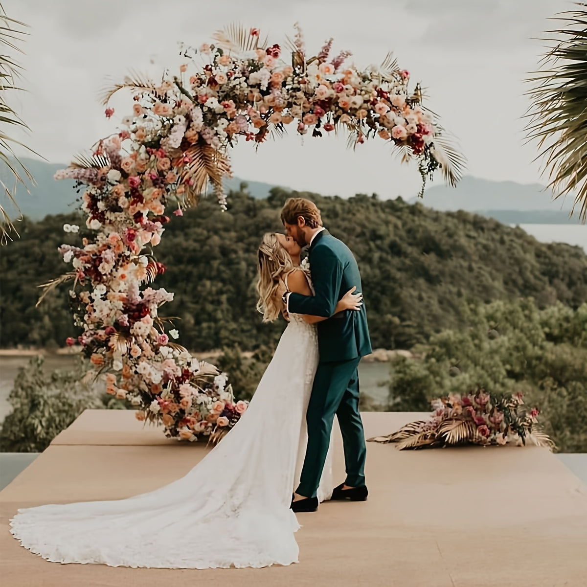 Golden Wedding Arch Stand - Heavy-Duty Metal Half-Crescent Moon Backdrop with Stable Base, Golden Ceremony Arch for Wedding, Birthday, Party Decorations - Indoor/Outdoor Event Decoration Stand, Romantic Event Decor, Sophistic