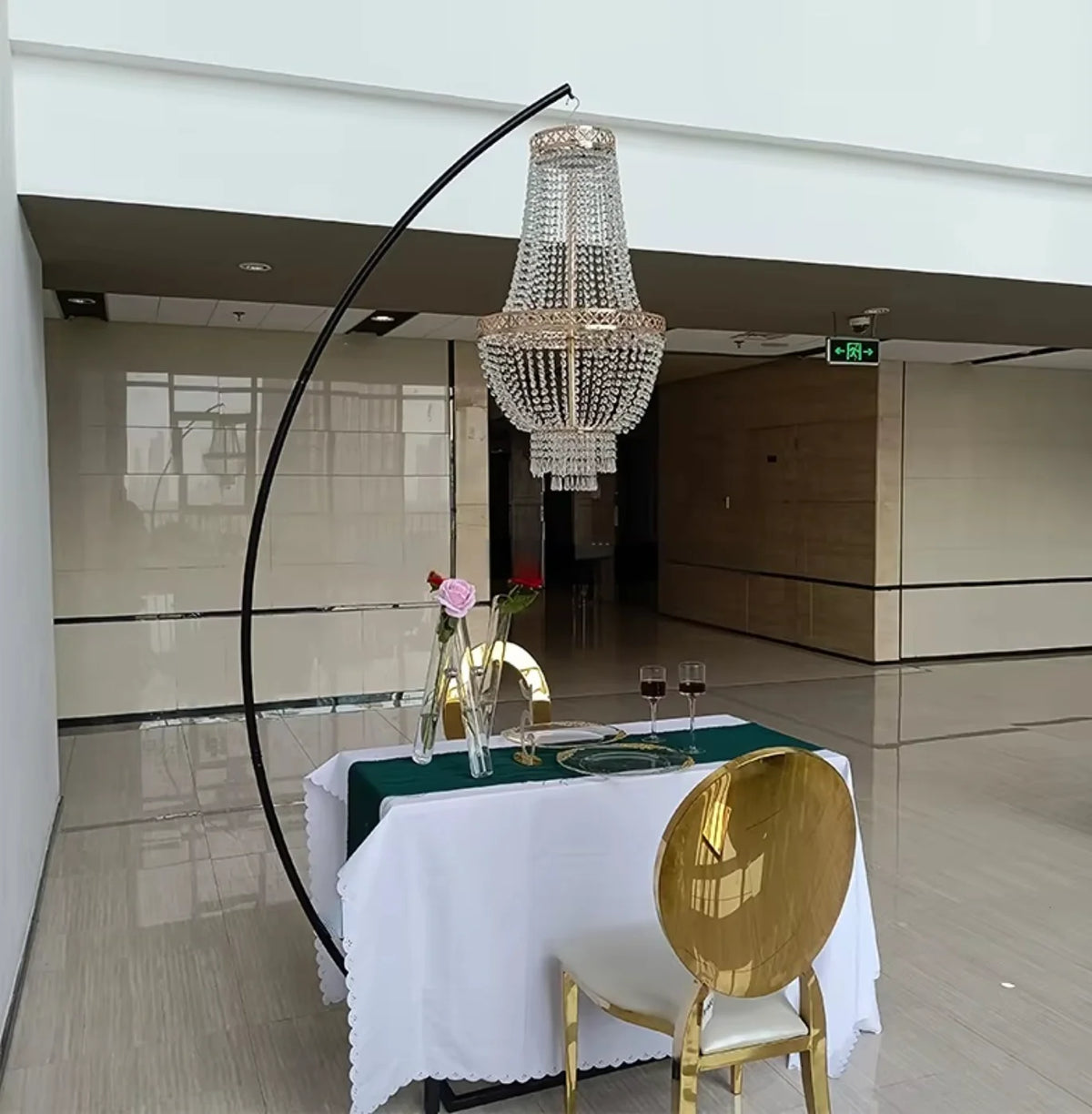 4pcs Luxury Metal Arch Drape with Suspend Chandelier Flowers Arches Wedding Stand Chandelier Display For Party Event Decoration